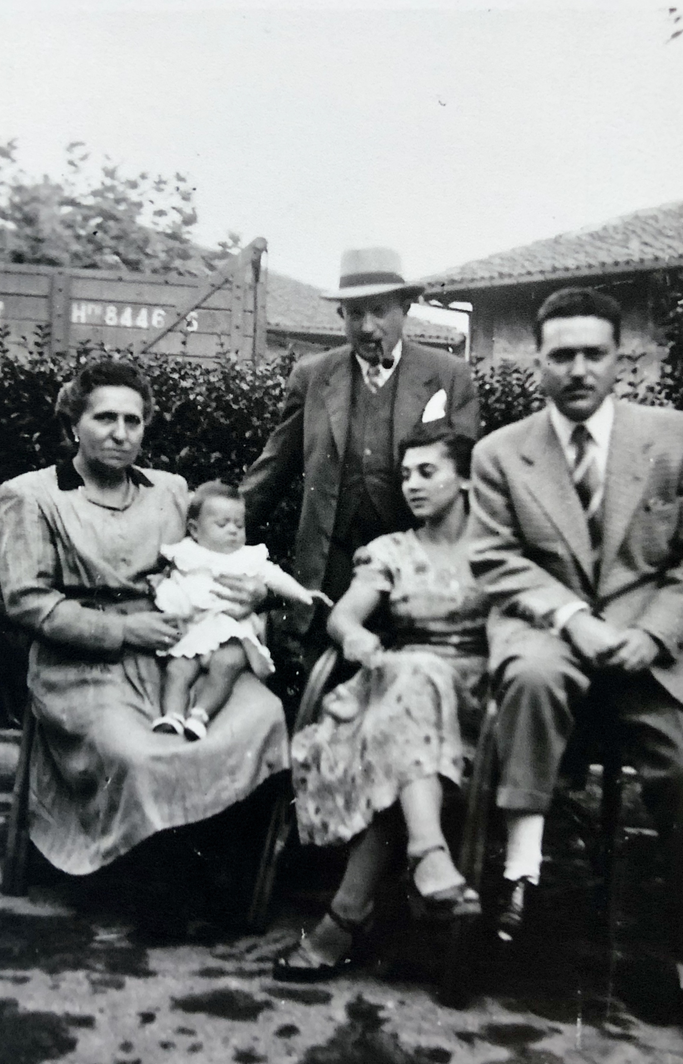 Amama Emili, con los abuelos María, Emilio, papá Emilio y Emilito. Olabeaga